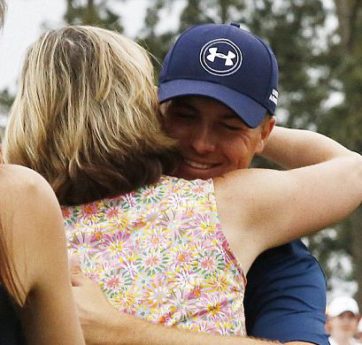 Jordan Spieth hugs his mom womens golf