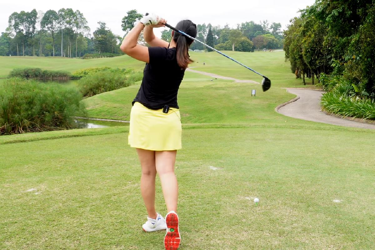 Swing Smoothly Off the Tee - Michele Low - Womens Golf