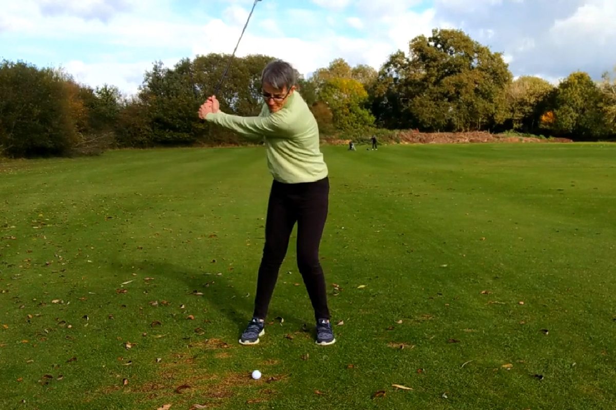 How to Hit the Ball Out of a Divot - Sue Shapcott - Womens Golf